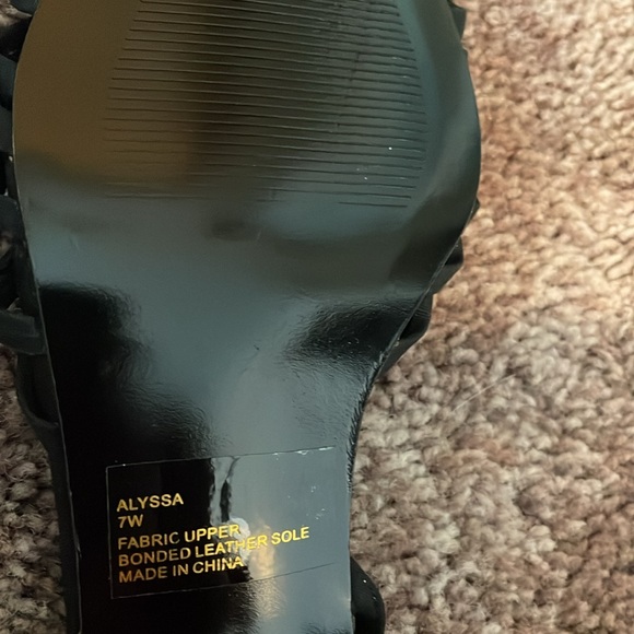 Brand new pair of shoes never been worn - Picture 3 of 4